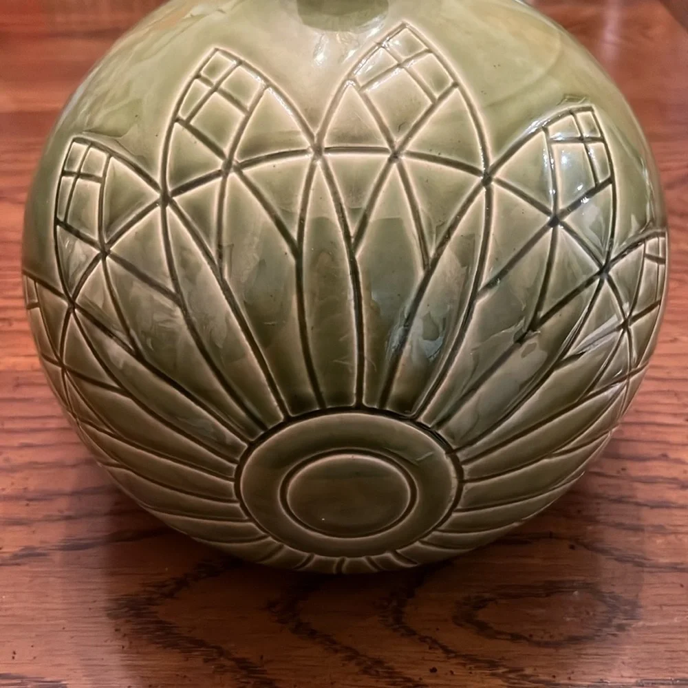 Round green vase‎